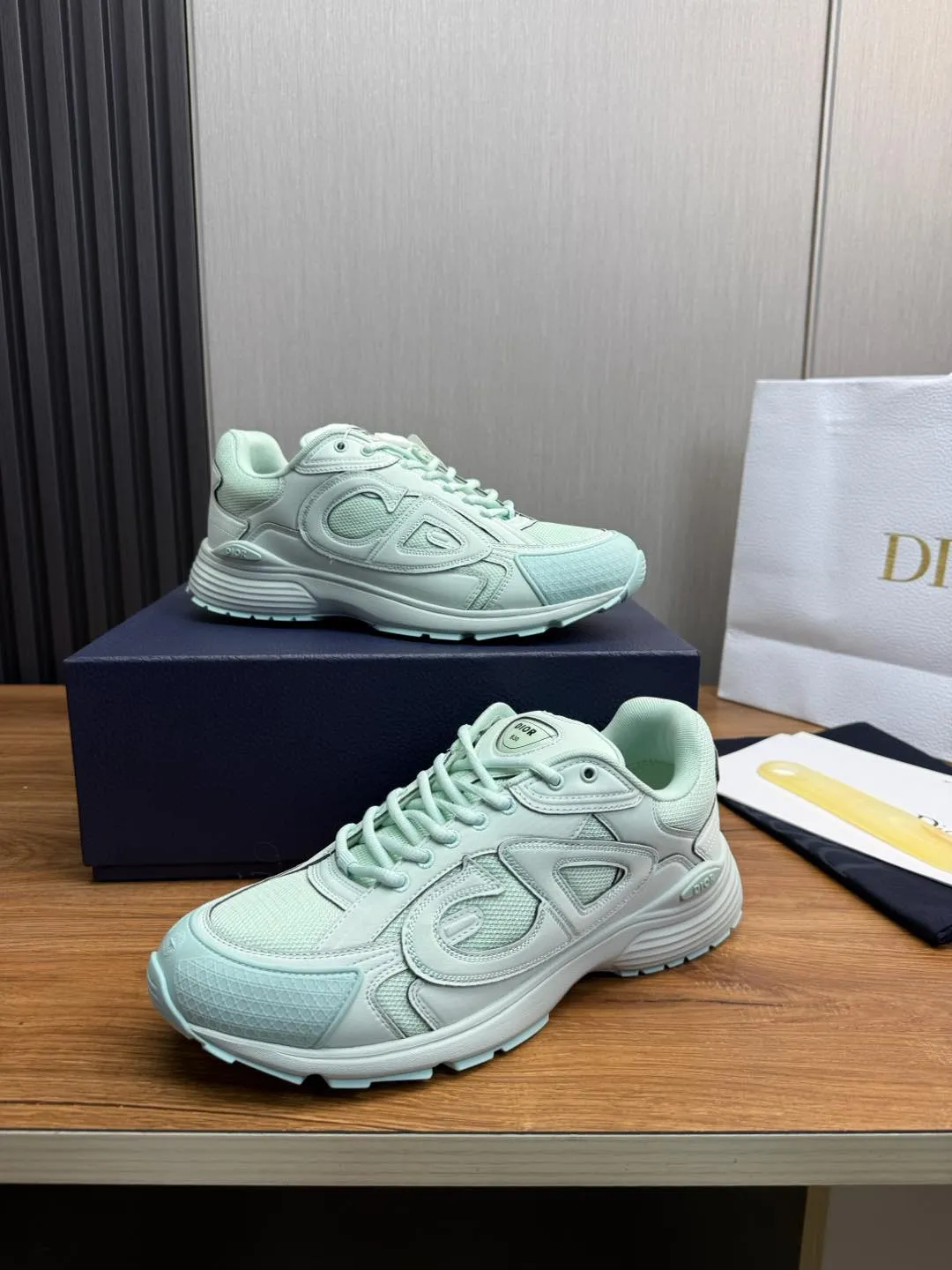 Men's men's shoes 💰740💰 D's Dior ~ New B30 Couple 👫 low-top sneakers ✅ are carefully made of gray mesh fabric and white technical fabric, decorated with reflective "CD30" graphic logo, and "DIO ~ B30" and "CD30" logos on the heel and tongue. An extra-light, sculpted rubber sole with signature accents adds style, while internal stretch details create ideal comfort. It can be matched with various casual styles to show the fashionable and modern sports style〰️ Size: 35-40 (customized at 40 for women) 39-45 (customized at 38.45 for men)